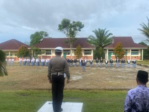 Polisi lalu lintas Polres Bu Jadi Inspektur Upacara, Siswa SMA N 11 Bengkulu Utara Dapat Edukasi Lalu Lintas